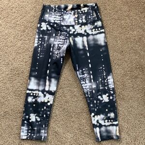 KOS*USA cropped leggings / yoga pants Size Small.  Looks like city lights @night